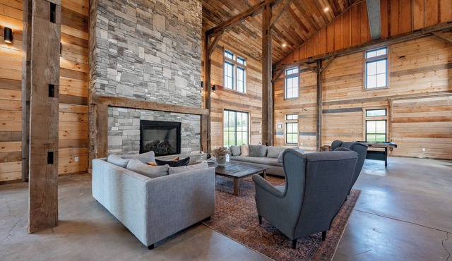 Cozy Dog Friendly Barn Getaway w/Fireplace & Views