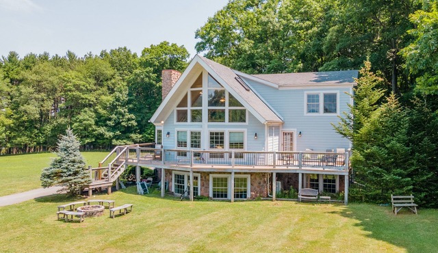 Cozy Dog Friendly Blue Home Near Lake w/Huge Yard