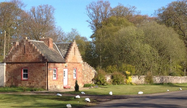 Cozy, dog friendly cottage on the edge of Kinblethmont Estate near to golf and beaches