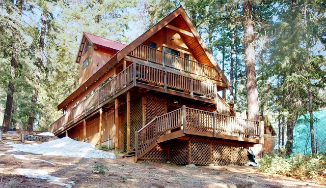 Cozy, dog-friendly cabin w/decks & mountain views