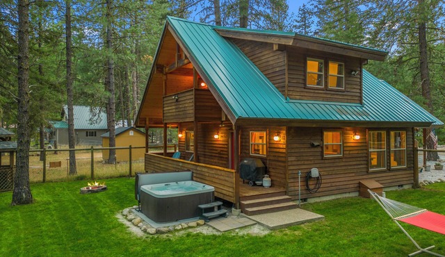 Cozy-dog friendly cabin with a hot tub, fireplace, that sleeps 6 guests.