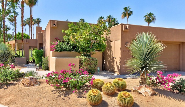 Cozy Dog-Friendly Condo, Shared Pool/Hot Tub, Near Golf Courses & National Park