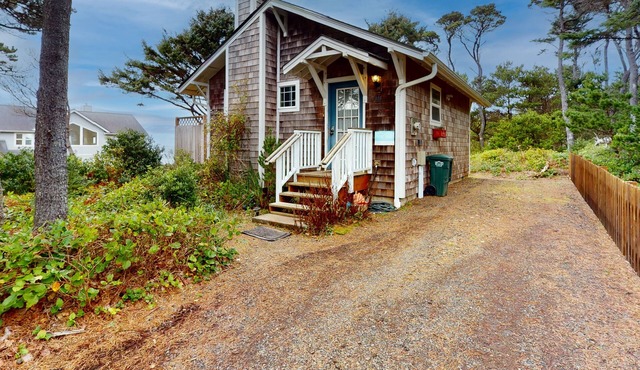 Cozy Dog-friendly Cottage with Great Ocean Views and Fantastic Location