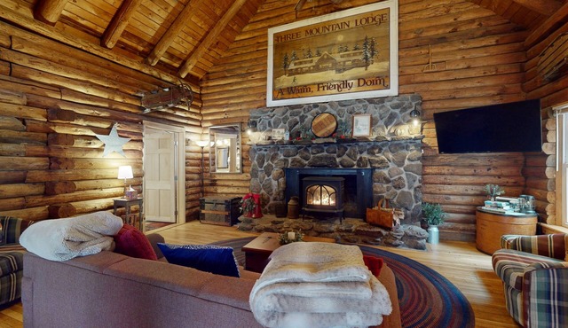 Cozy dog-friendly condo w/private deck, grill, gas fireplace, firepit, cornhole