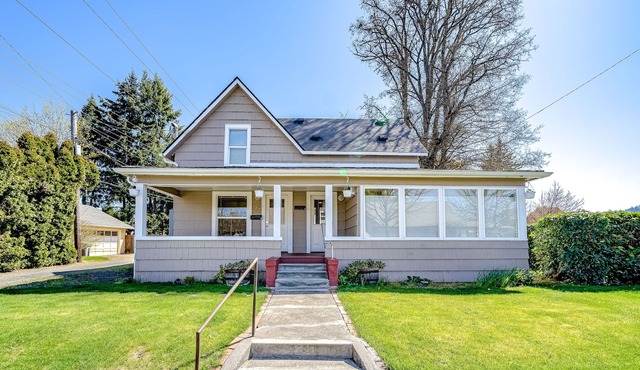 Cozy dog-friendly duplex getaway with fast WiFi & full kitchen