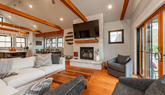 Cozy Dog Friendly Golf Area Retreat w/Deck & Fireplace