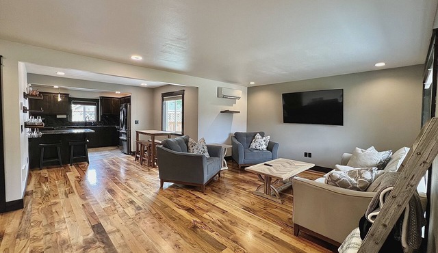 Cozy Dog Friendly Home w/Parking in the Back