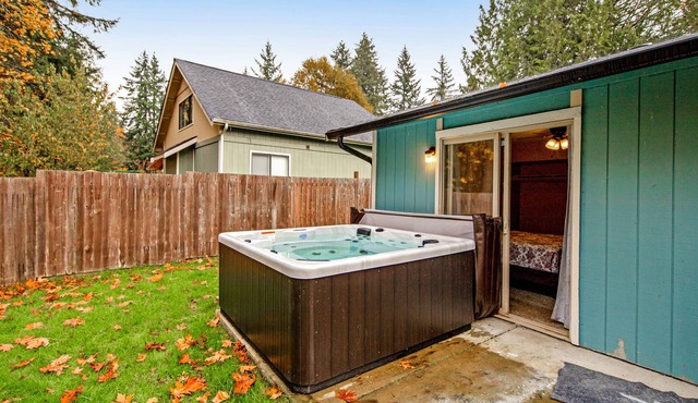Cozy, Dog-Friendly Home with Private Hot Tub, Grill & Mini Arcade - Free WiFi!