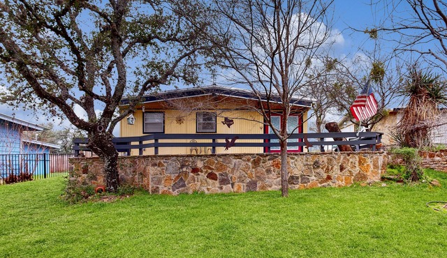 Cozy dog-friendly house near water with enclosed yard, grill, & equipped kitchen