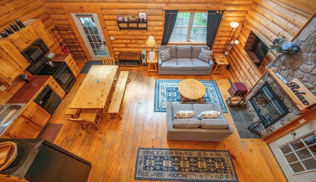 Cozy Dog Friendly Log Cabin w/Hot Tub & Fireplace