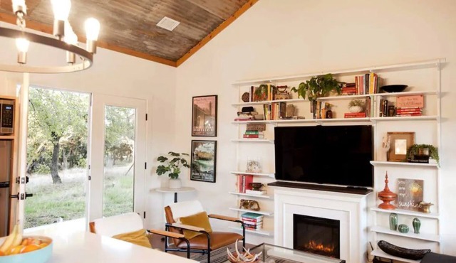 Cozy, dog friendly, private & county chic Hill Country cottage -15 min to Austin