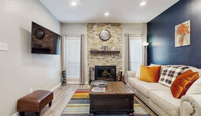 Cozy, dog-friendly townhome close to the Galleria & minutes to NRG