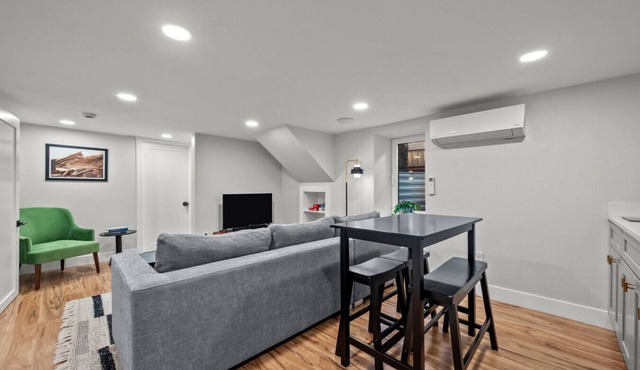 Cozy Dog-Friendly Unit with Parking Near Broadway