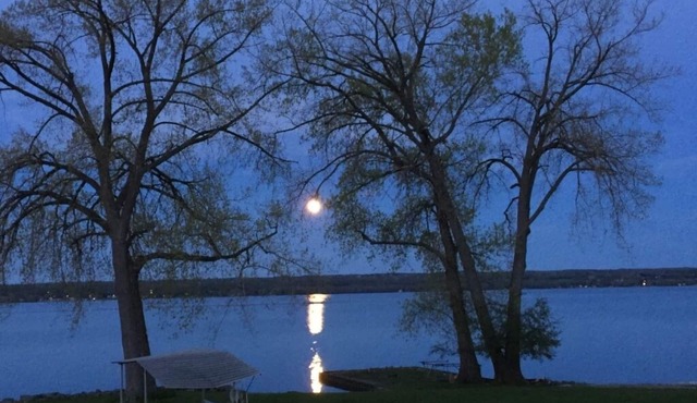 Cozy Dog-friendly Lakefront Vacation Getaway on Cayuga Lake