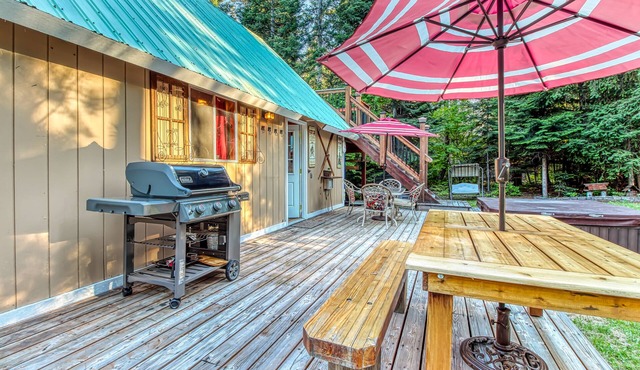 Cozy, dog-friendly woodland cottage with two decks & wood stove