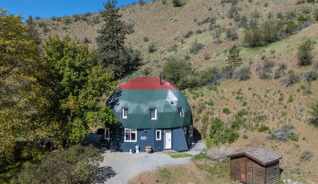 Cozy Dome Home- 3-Bed Retreat 9 Min Drive to Lake AC WiFi Free Parking