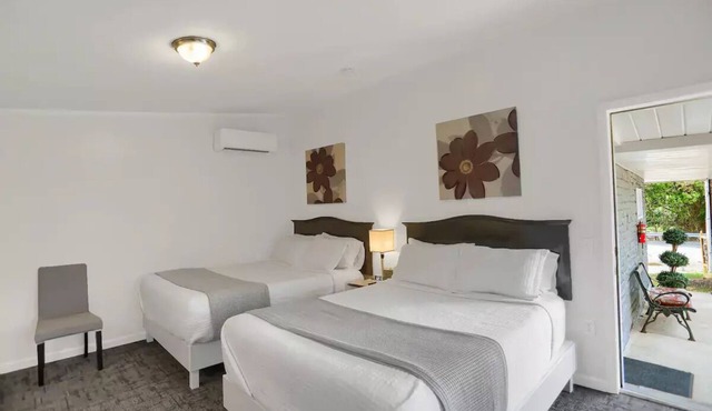 Cozy Double Queen Room 104 at Halifax Innnn