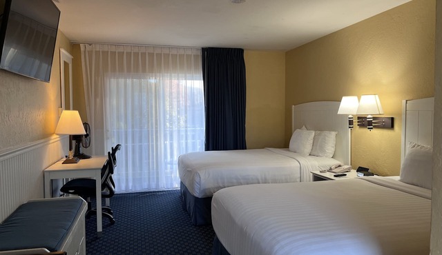 Cozy Double Queen Room at Ocean-Side Property!