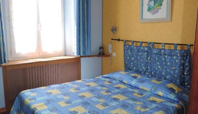 Cozy Double Room w/Free Parking Near Town Center!