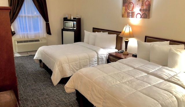 Cozy Double Room – Historic Main Street Inn Stay