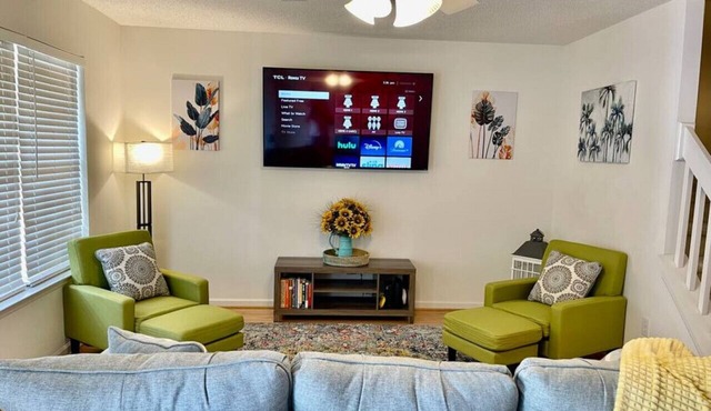 Cozy Double Suite Townhome in Prime Location!