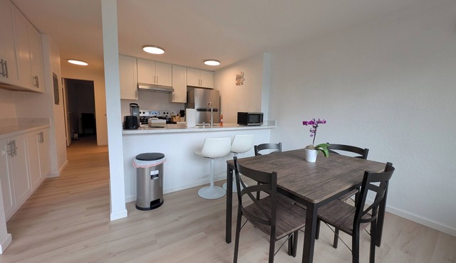 Cozy Downtown Bellevue Apartment w/Free Parking