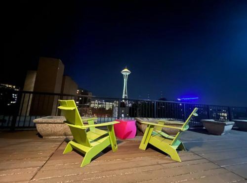 Cozy Downtown Condo Retreat with Space Needle View