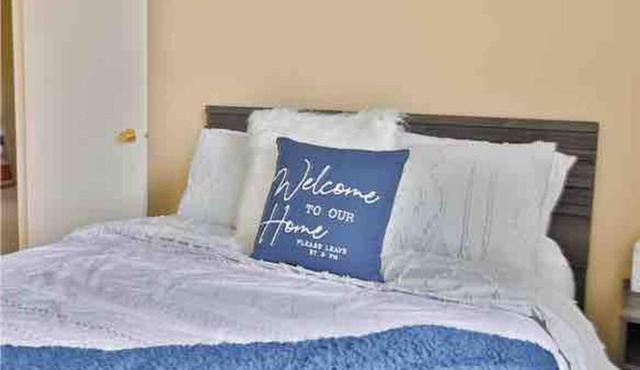 Cozy Downtown Condo w/ Blue Sky Views