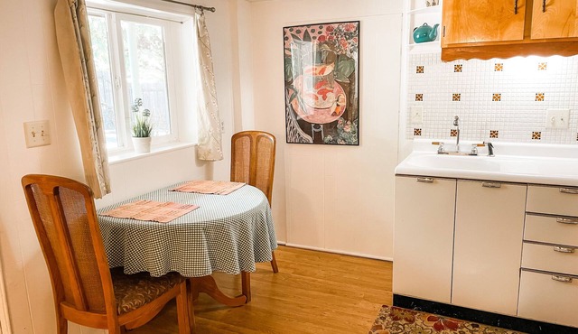 Cozy Downtown Cottage w Parking