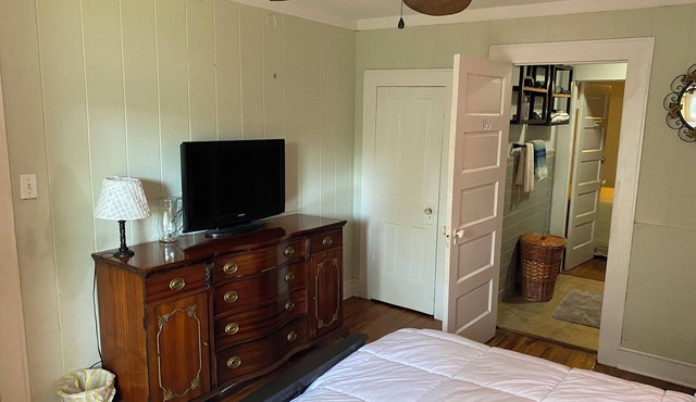 Cozy downtown Dade City cottage. Pet friendly.