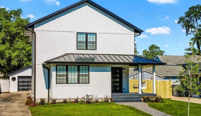 Cozy Downtown Farmhouse on Wells, 5BR 3 BA Sleeps 15!