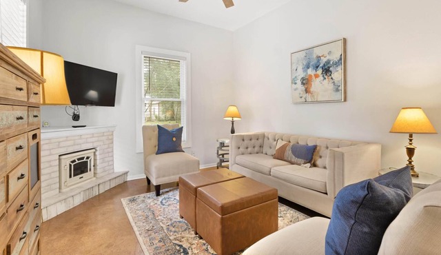 Cozy Downtown GNV Bungalow - Minutes to UF Campus!