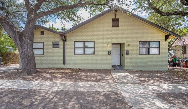 Cozy Downtown Guest House 2BR/1BA Sleeps 8