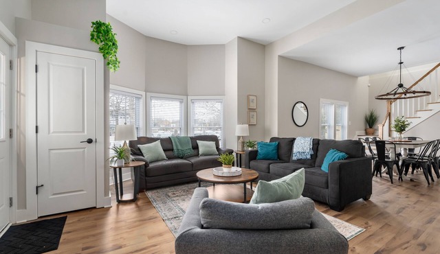 COZY DOWNTOWN HOME ONLY1 MILE FROM CENTER OF CITY - COMPLETELY RENOVATED!
