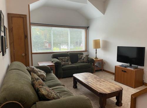 Cozy Downtown Hunter Mountain Getaway