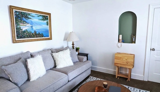 Cozy Downtown Lapeer Apartment