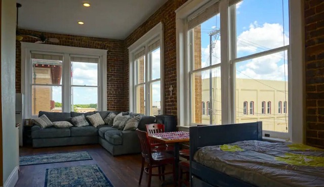 Cozy Downtown Loft With Beautiful Main Street View
