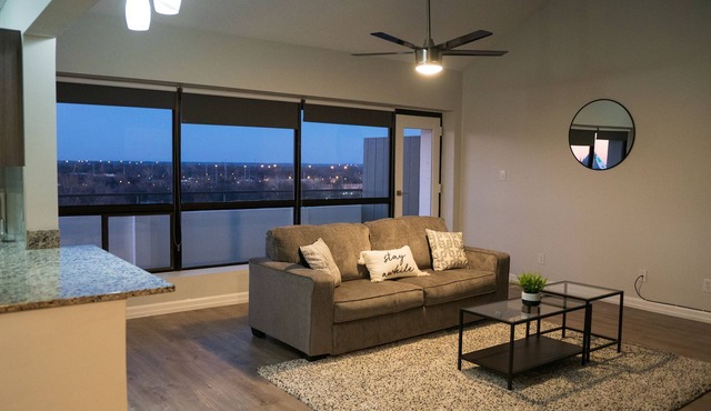 Cozy Downtown Luxury High-Rise: Sleeps 6