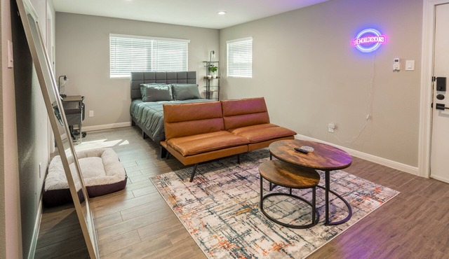 Cozy Downtown, Montrose Studio!nFree parking !