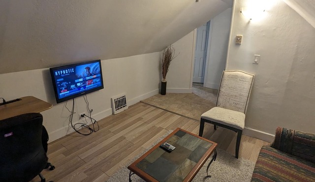 Cozy downtown one bedroom free parking