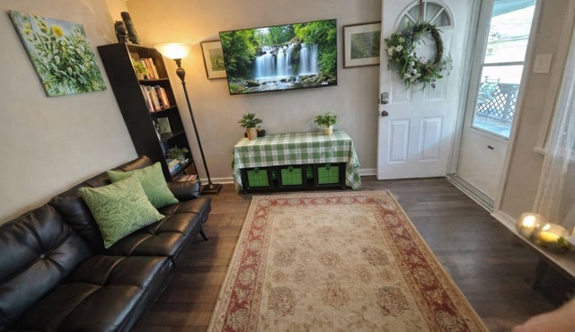 Cozy Downtown Pittston Waterfall Glen 2BR 3 Bd 3 Sofa bed 3 TVs Laundry & Kureg