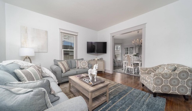 Cozy downtown retreat (pet friendly!)