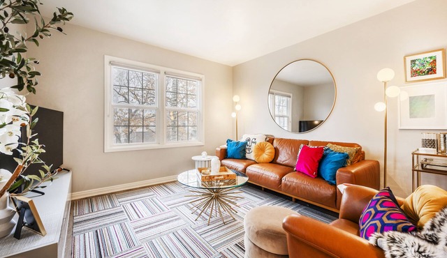 Cozy Downtown Retreat - Conference Center Home