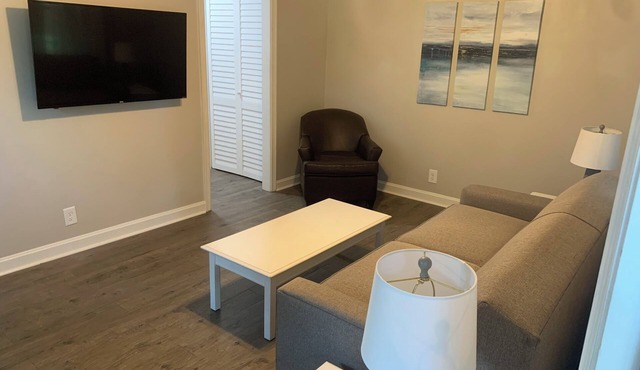 Cozy Downtown Retreat Near LakePoint Sports Center