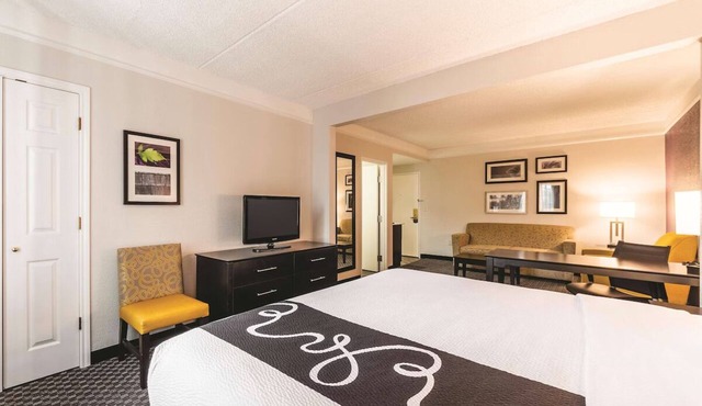 Cozy Downtown Retreat - Steps from The Alamo & River Walk Adventures
