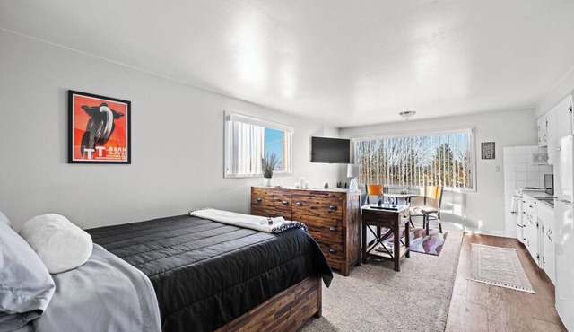 Cozy Downtown Studio- Arena, Podium, GU