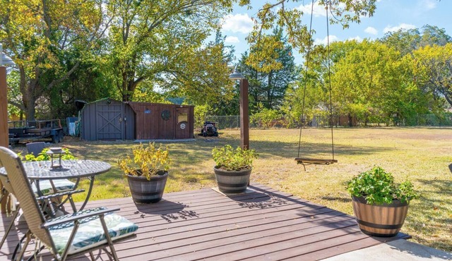 Cozy downtown studio for 2 within walking distance to Red River Station. Features a king bed, kitchenette, smart TV, Wi-Fi, free parking, and a peaceful private patio.