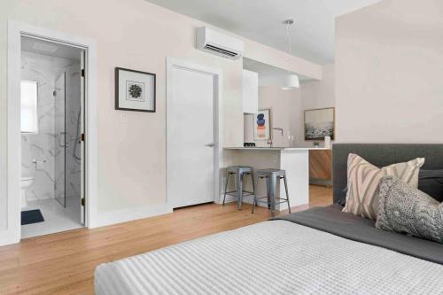 Cozy Downtown Studio - near UT
