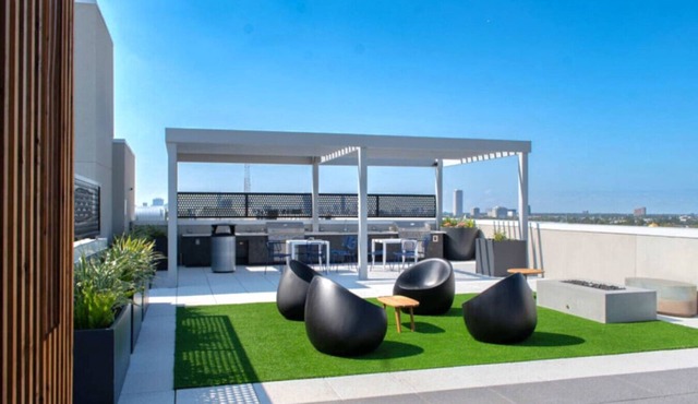 Cozy Downtown Suite | Rooftop Lounge, Pool & Gym