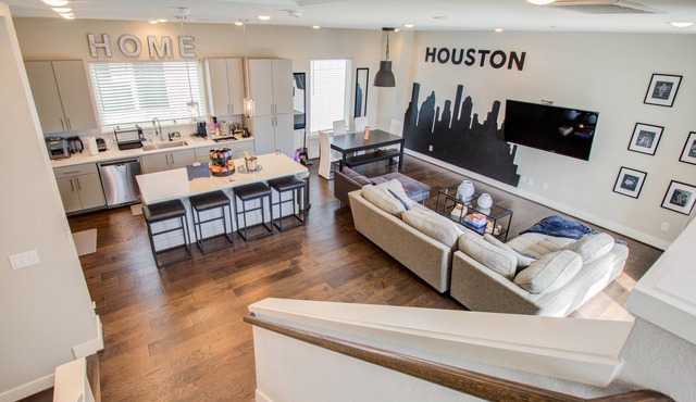 Cozy Downtown Townhome
